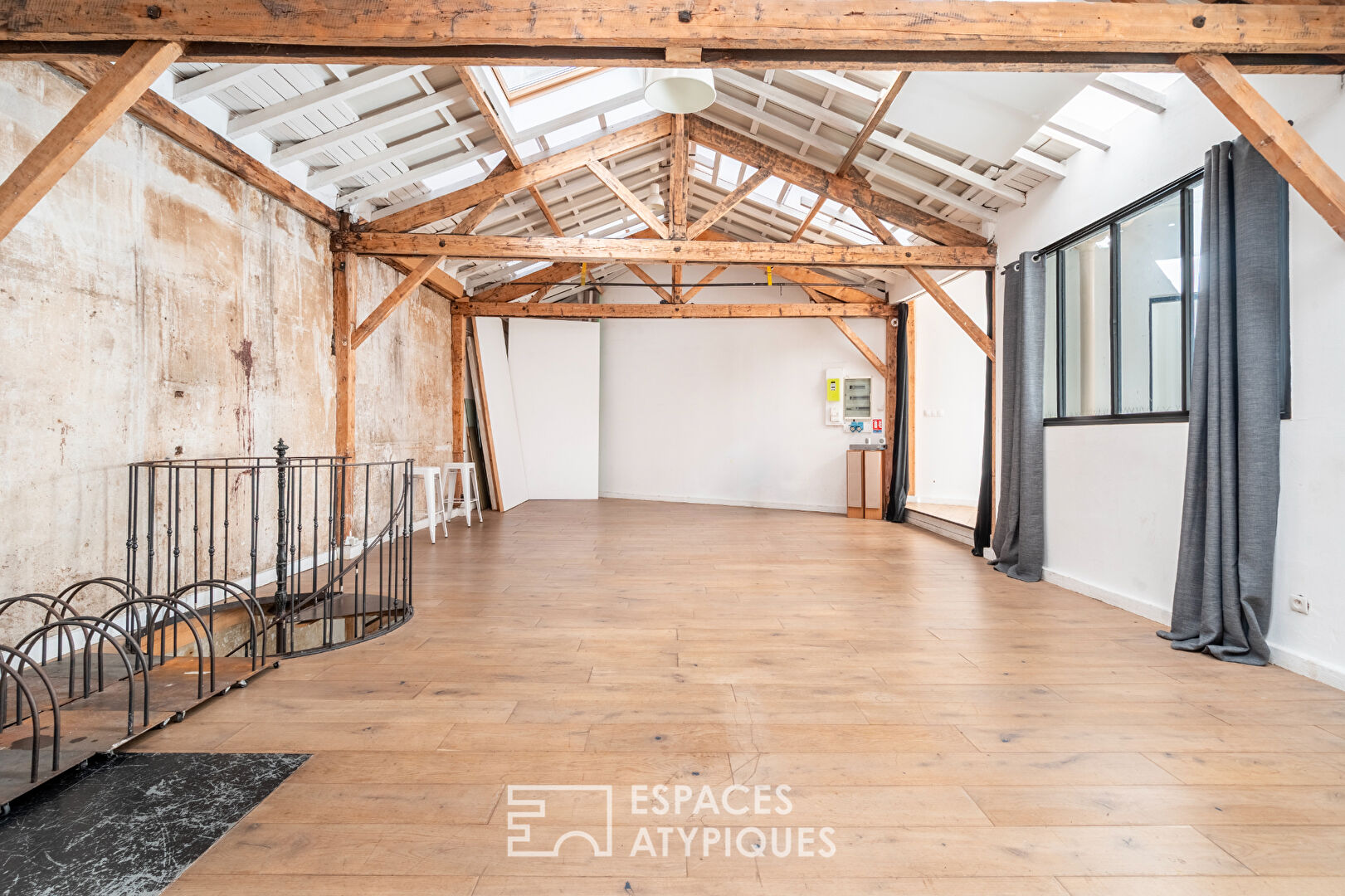 Atelier en duplex à usage mixte dans une ancienne menuiserie