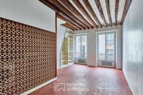 Old apartment with the charms of the Marais