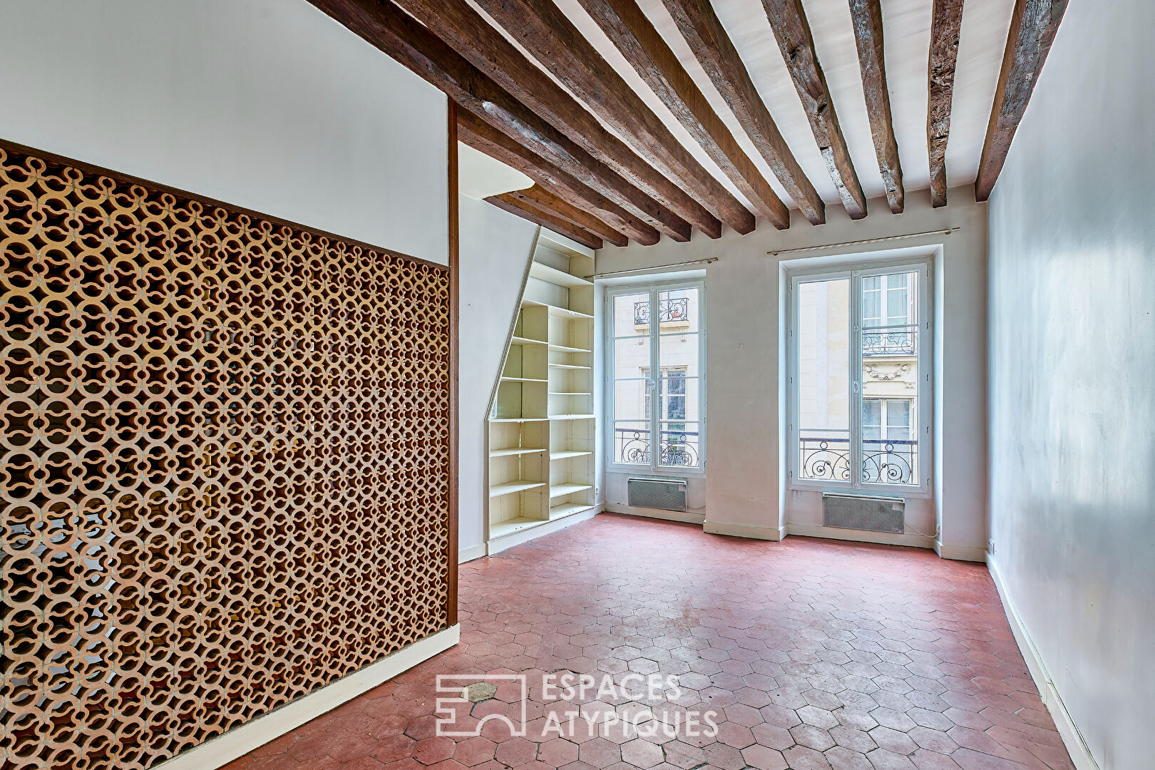 Old apartment with the charms of the Marais