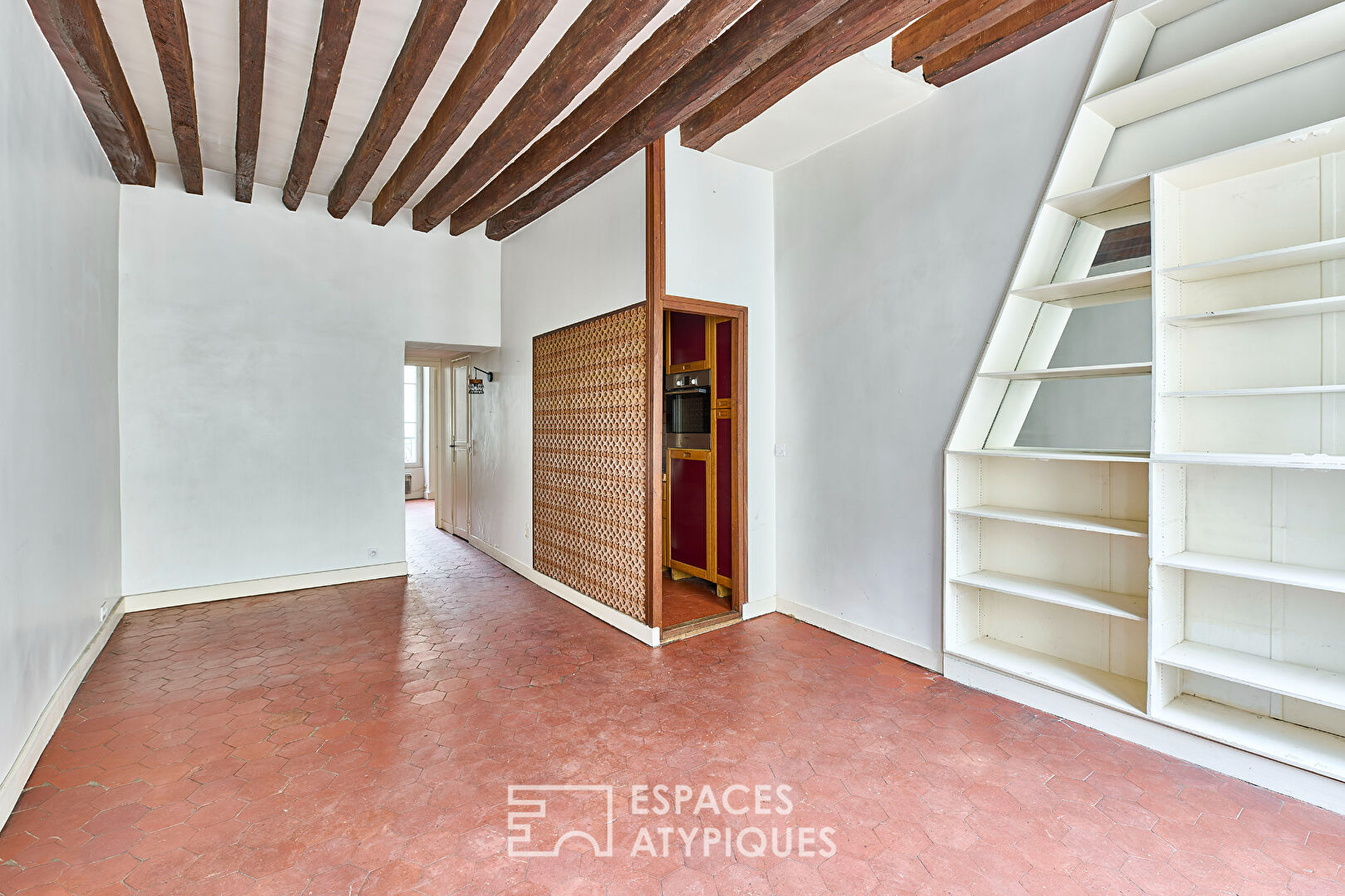 Old apartment with the charms of the Marais