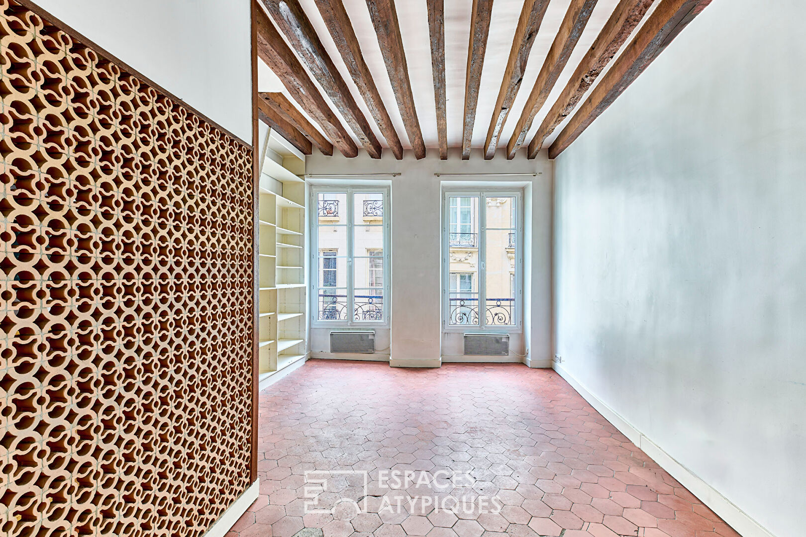 Old apartment with the charms of the Marais