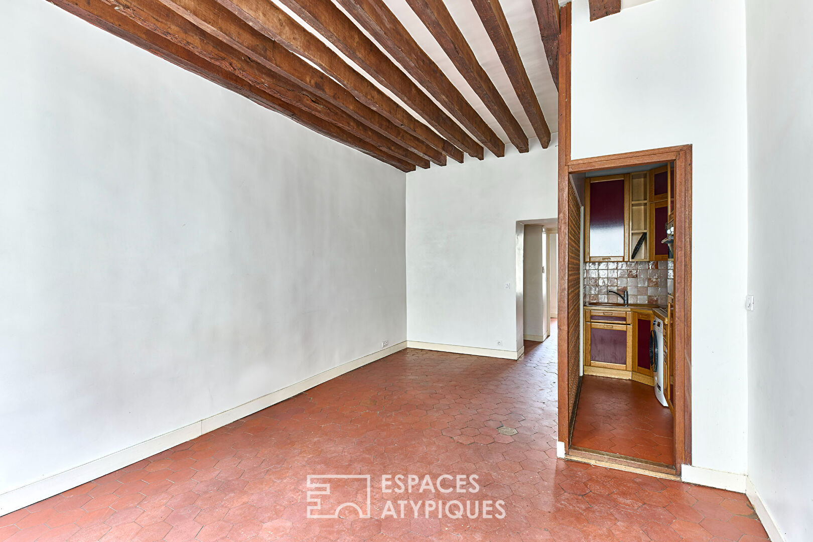 Old apartment with the charms of the Marais