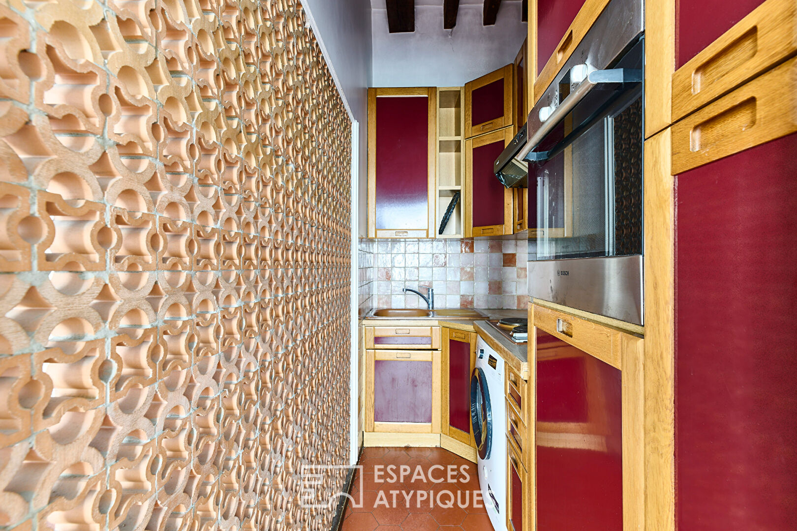 Old apartment with the charms of the Marais