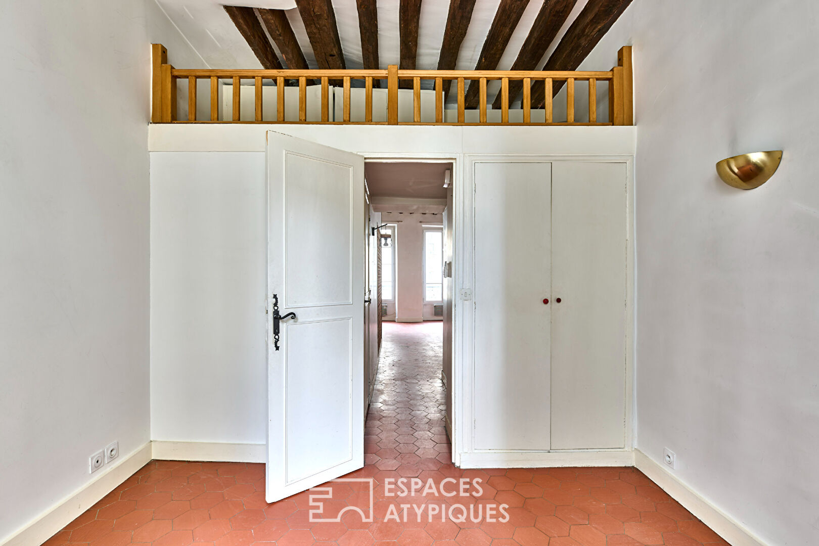 Old apartment with the charms of the Marais