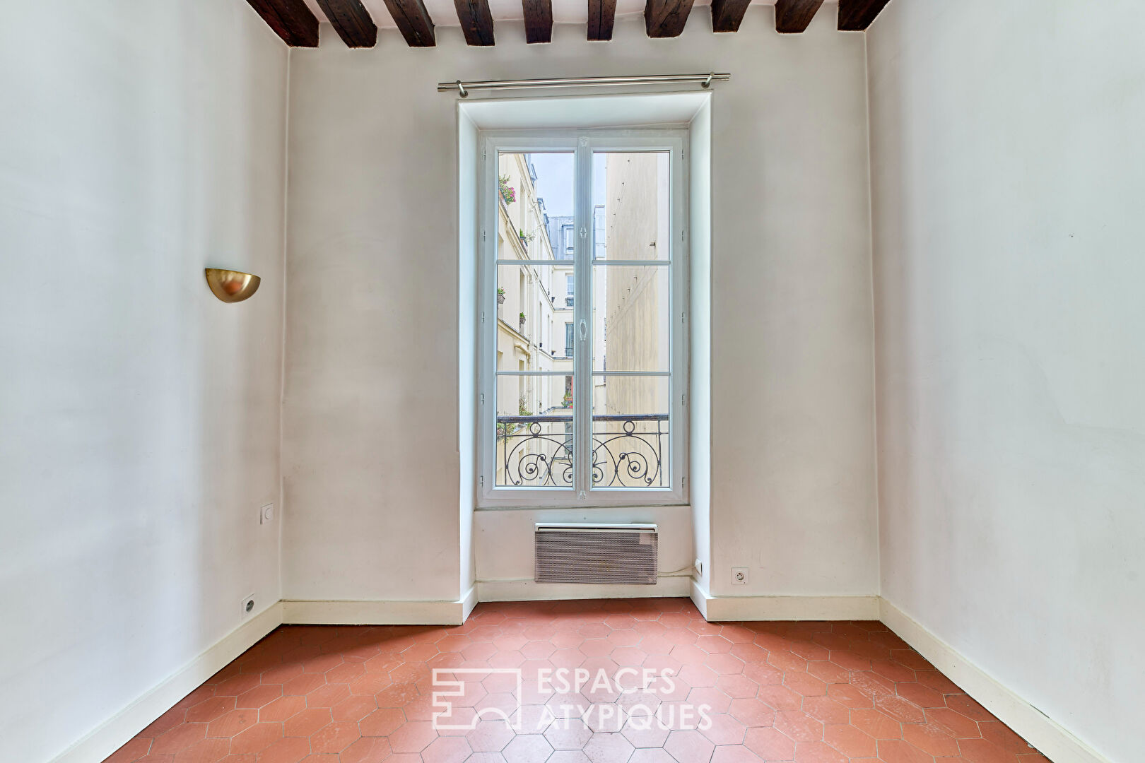 Old apartment with the charms of the Marais