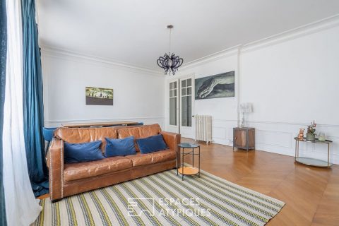 Appartement bourgeois avec véranda face au parc des Buttes Chaumont