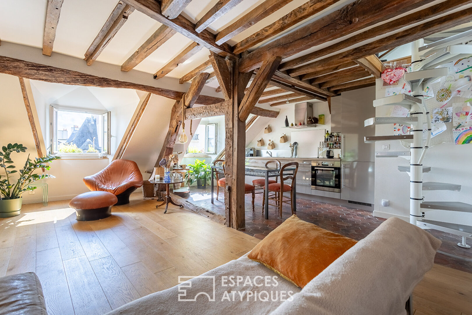 Duplex en dernier étage sous les toits Place des Vosges