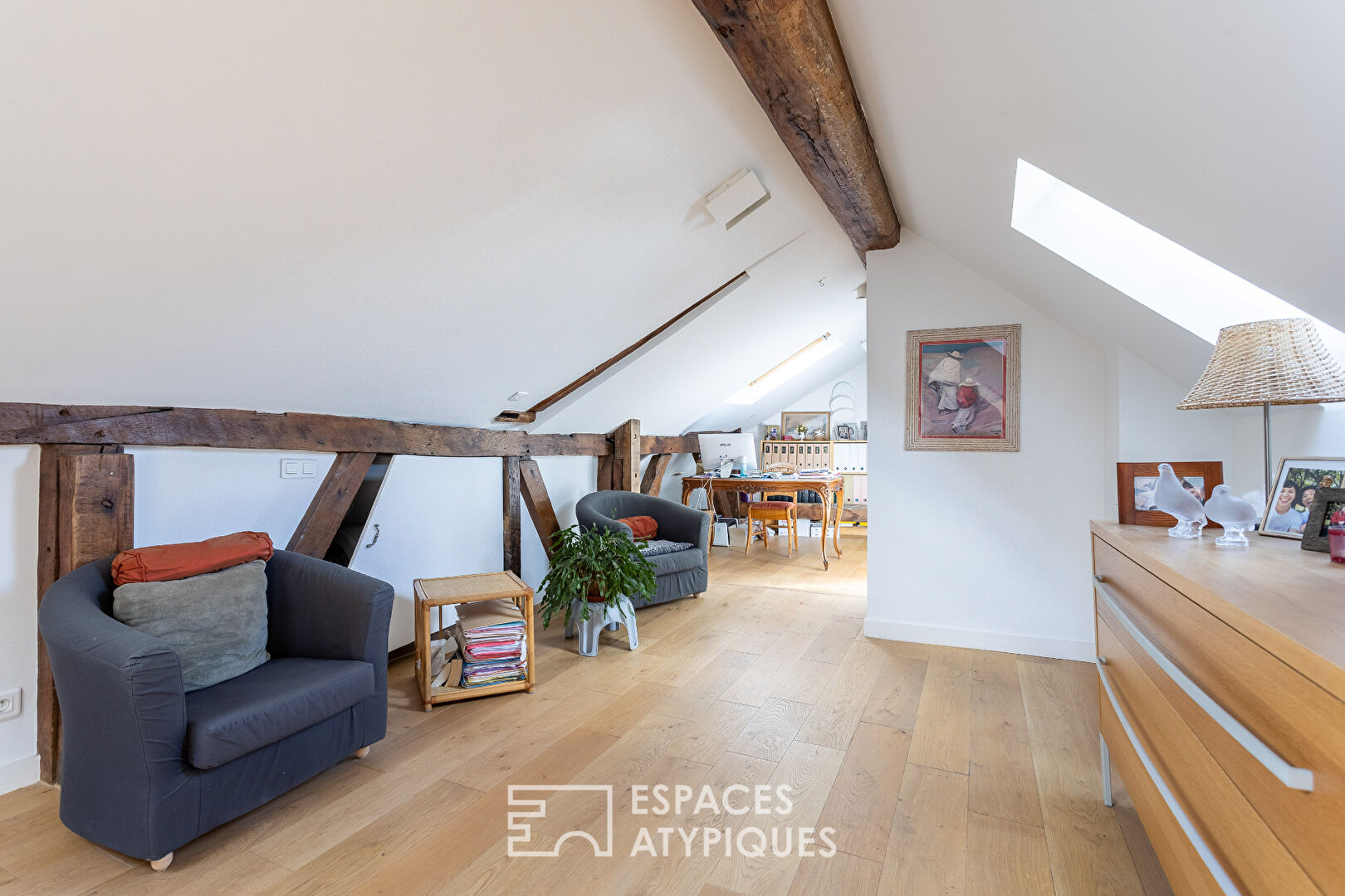 Duplex en dernier étage sous les toits Place des Vosges