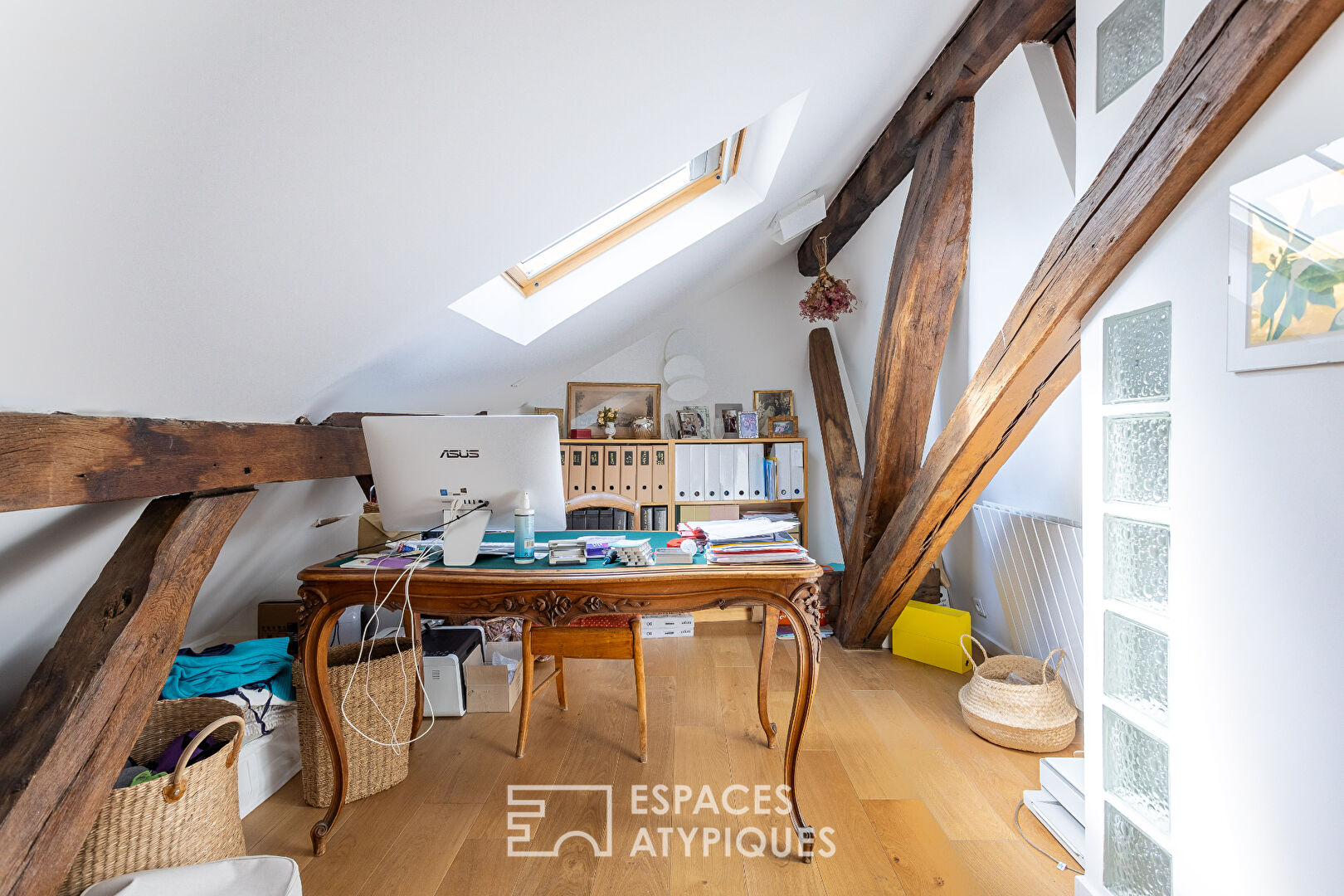 Duplex en dernier étage sous les toits Place des Vosges