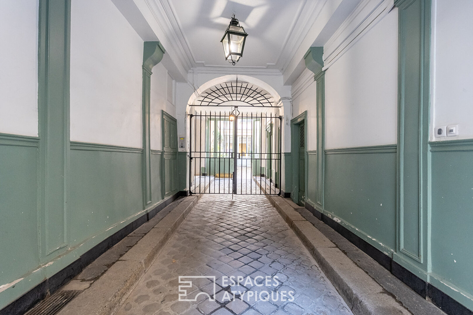 Duplex en dernier étage sous les toits Place des Vosges