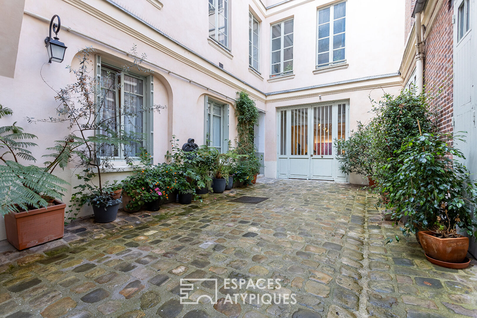 Duplex en dernier étage sous les toits Place des Vosges
