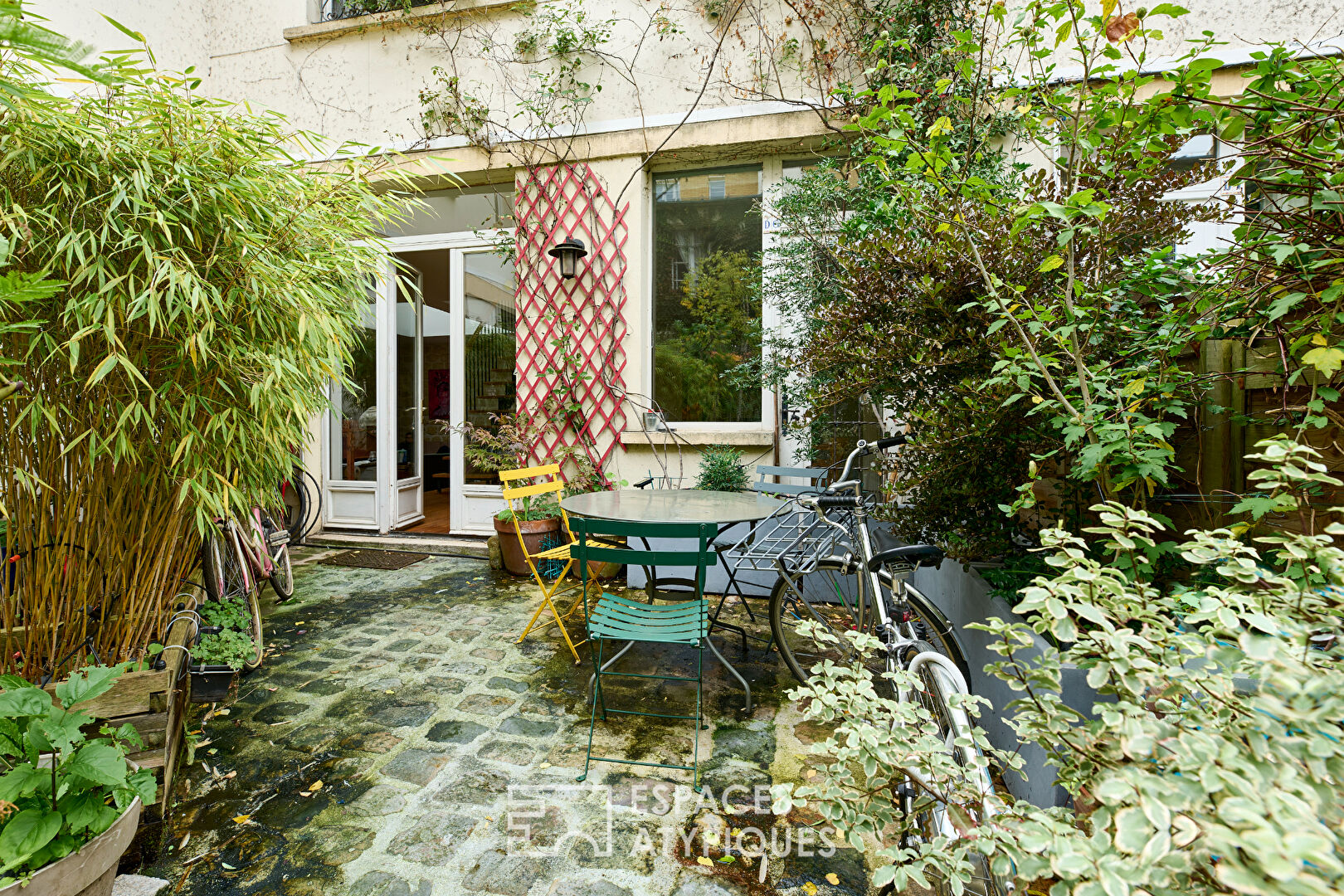 Triplex with exterior in the heart of a green haven of peace