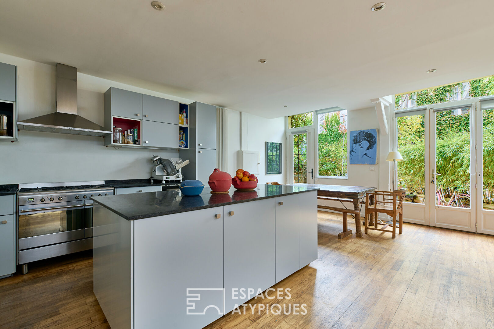 Triplex with exterior in the heart of a green haven of peace