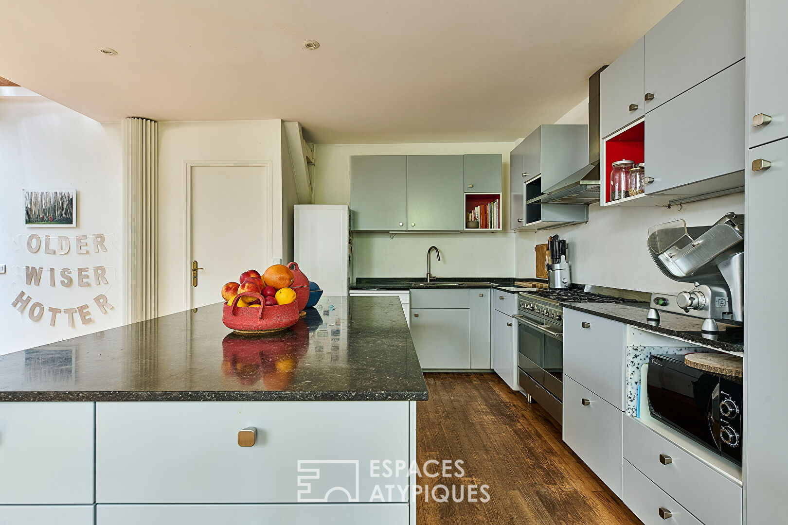 Triplex with exterior in the heart of a green haven of peace