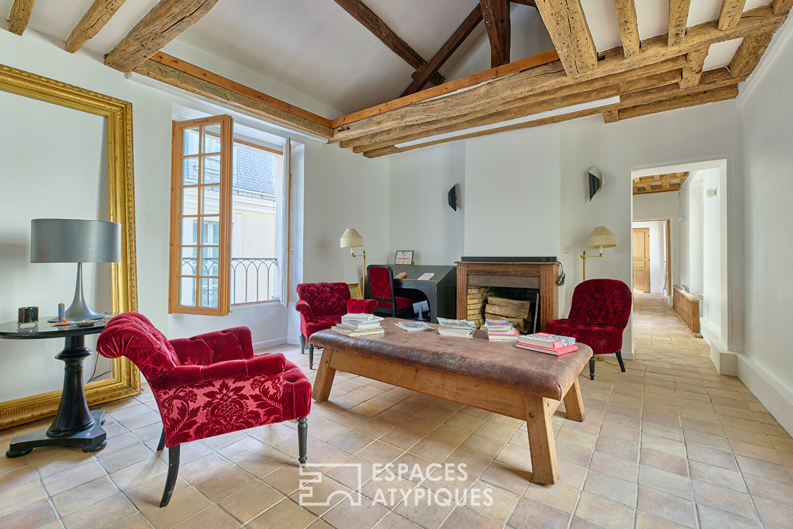 Duplex rénové sous les toits à deux pas de la Place des Vosges