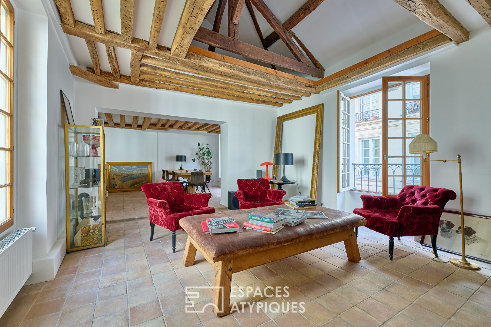 Duplex rénové sous les toits à deux pas de la Place des Vosges