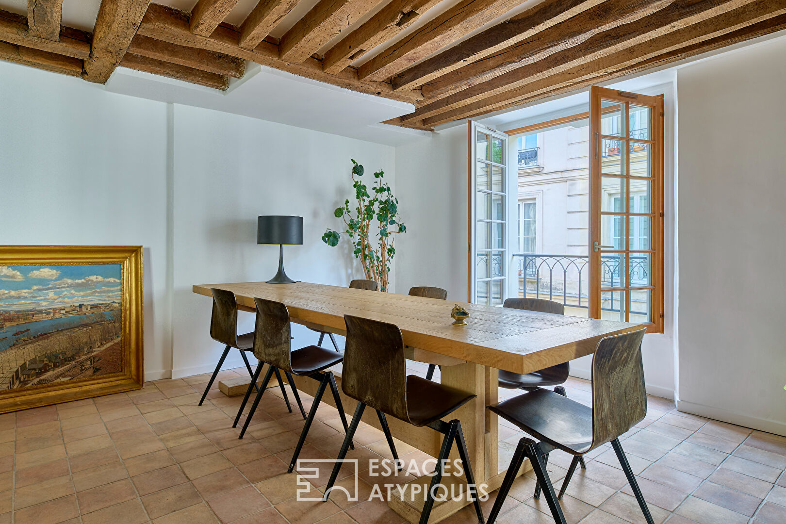 Duplex rénové sous les toits à deux pas de la Place des Vosges