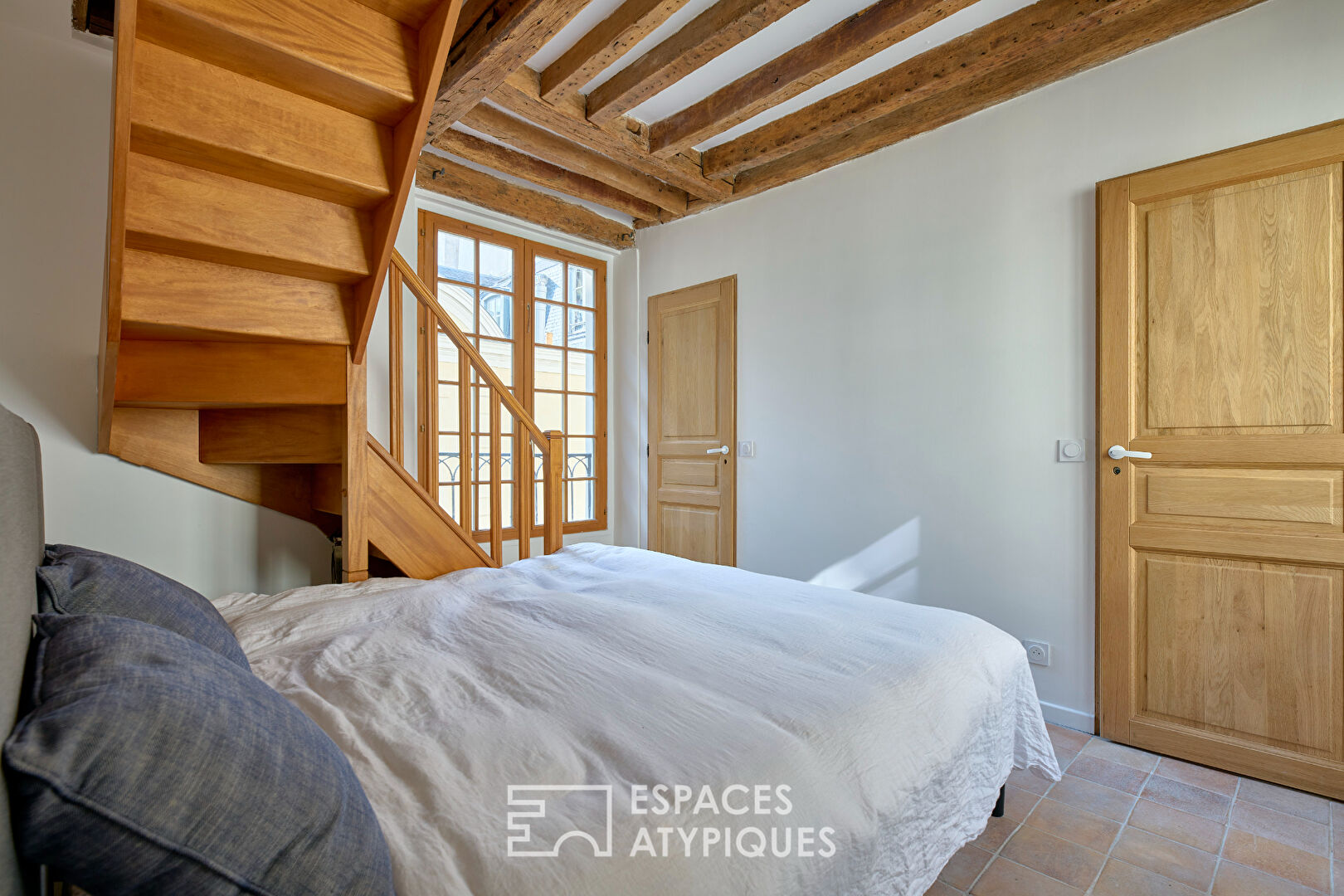 Duplex rénové sous les toits à deux pas de la Place des Vosges