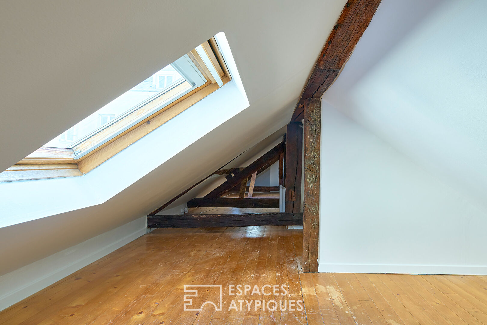 Duplex rénové sous les toits à deux pas de la Place des Vosges