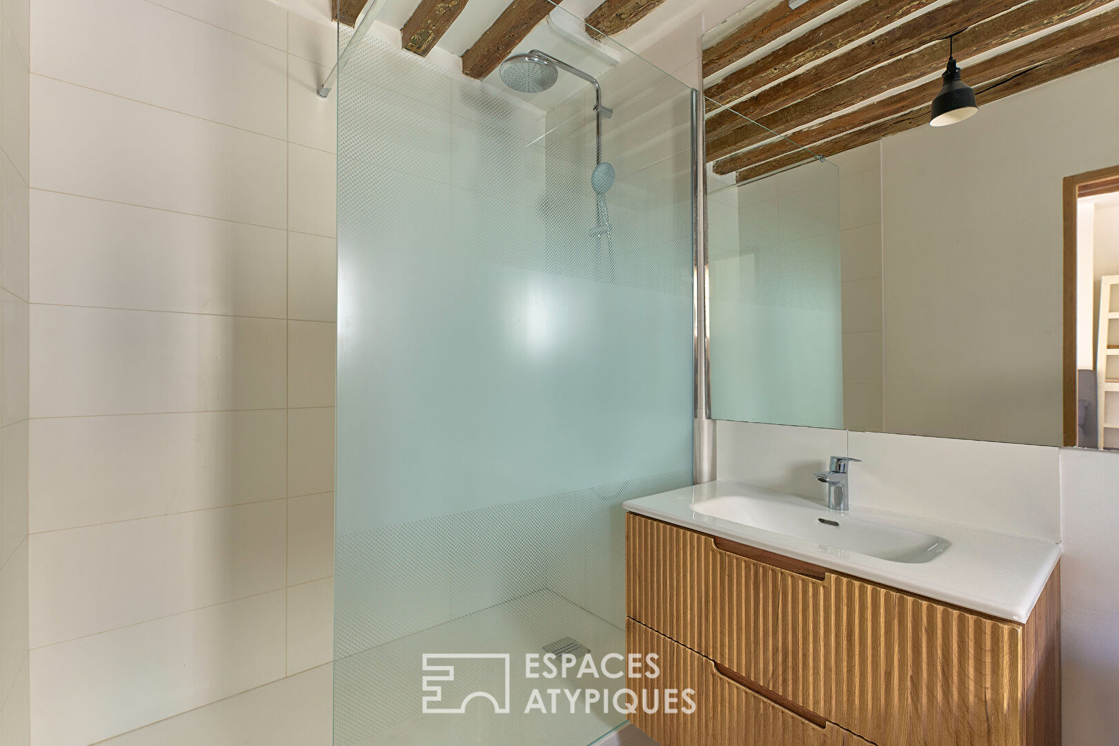 Duplex rénové sous les toits à deux pas de la Place des Vosges