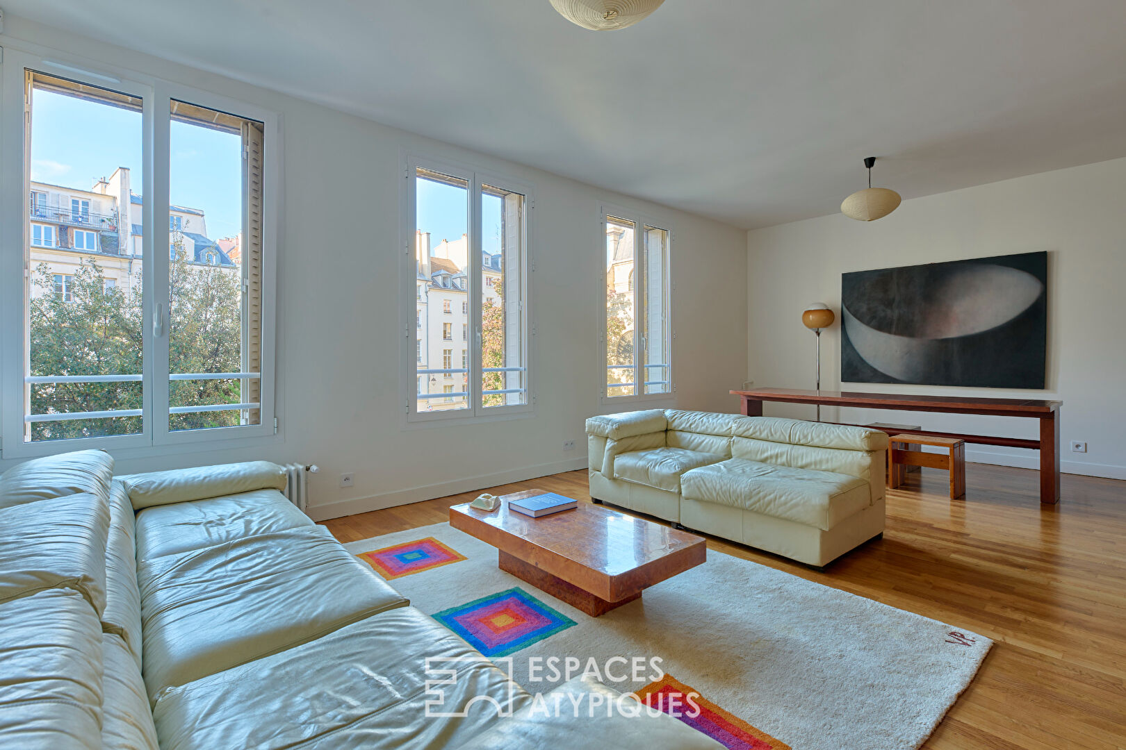 Appartement rénové et vue dégagée sur l&rsquo;église des Blancs Manteaux