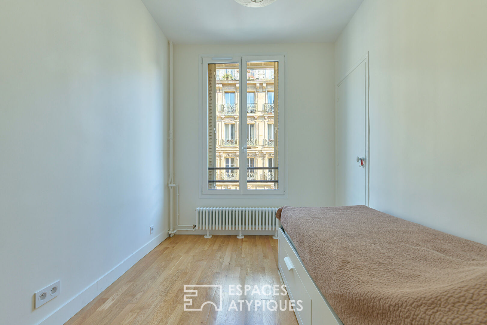 Appartement rénové et vue dégagée sur l&rsquo;église des Blancs Manteaux