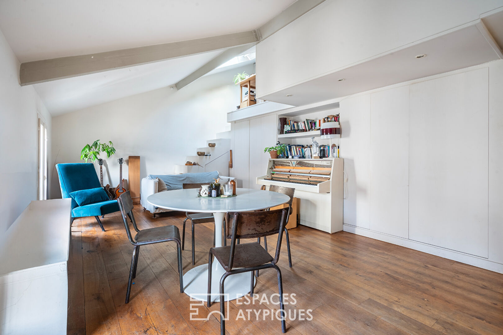 Duplex lumineux en dernier étage proche du Canal St Martin