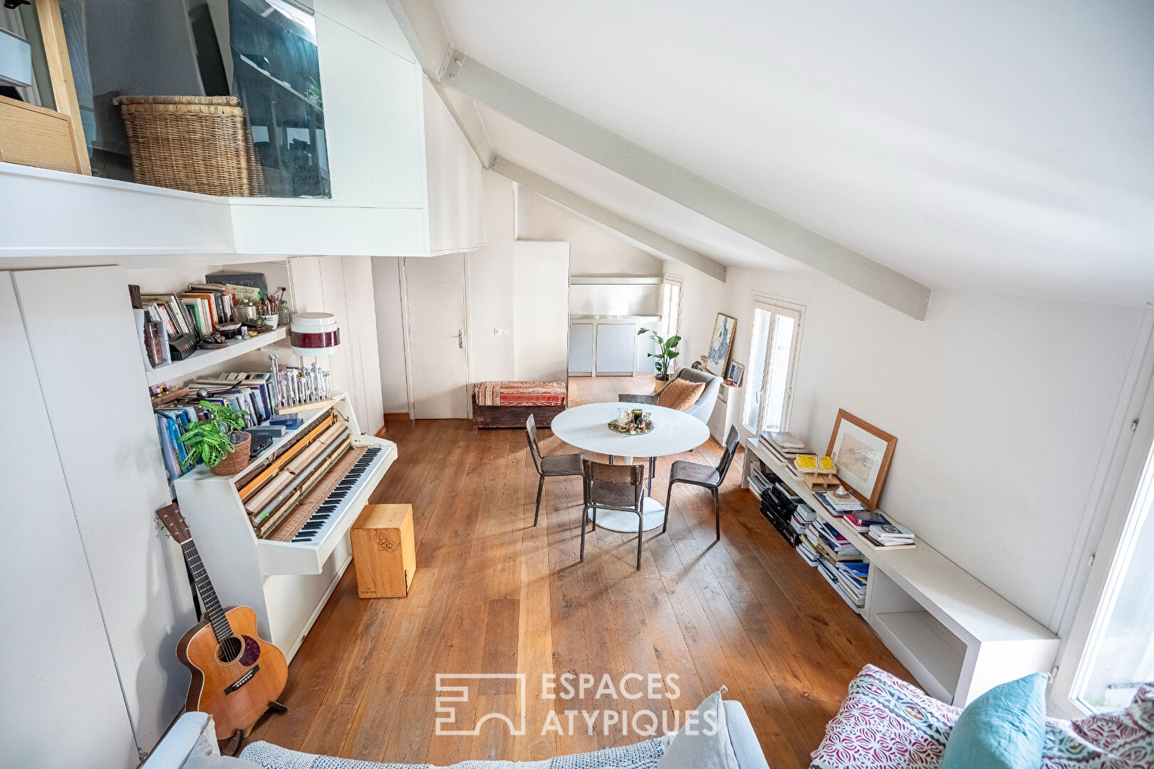 Duplex lumineux en dernier étage proche du Canal St Martin