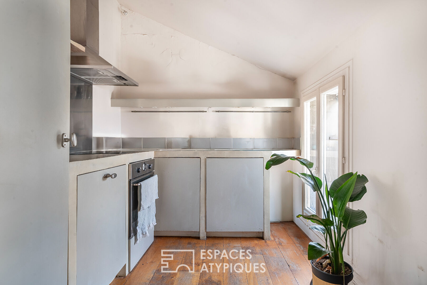 Duplex lumineux en dernier étage proche du Canal St Martin