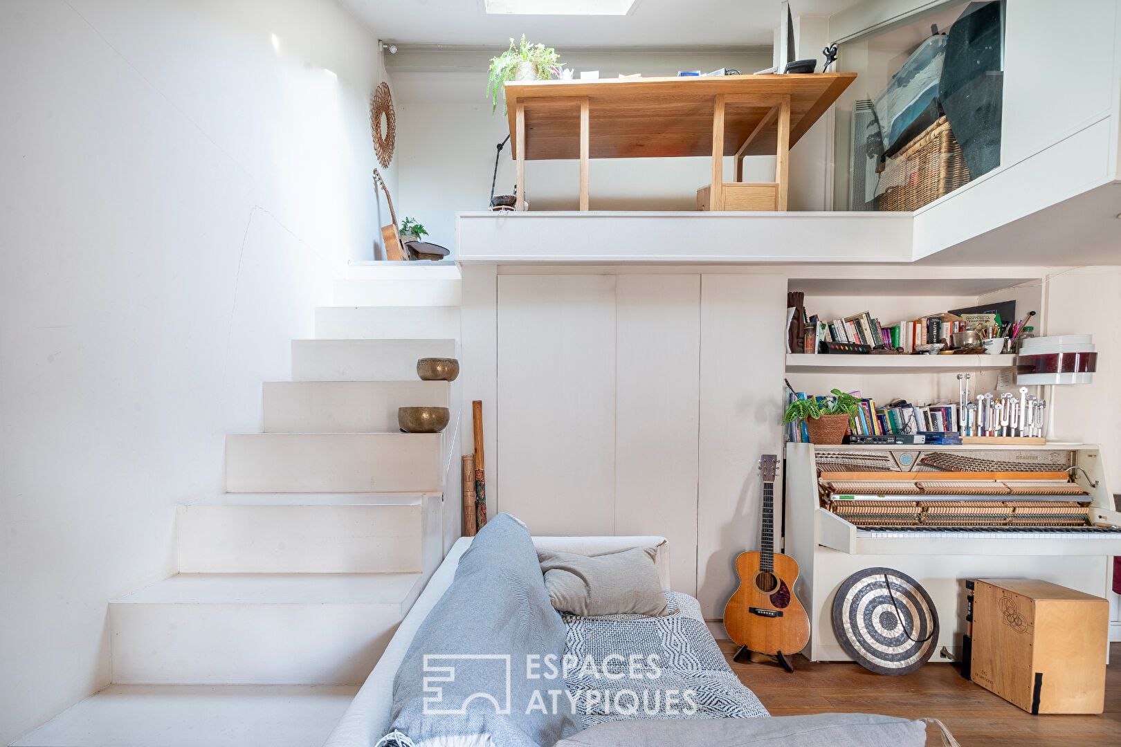 Duplex lumineux en dernier étage proche du Canal St Martin