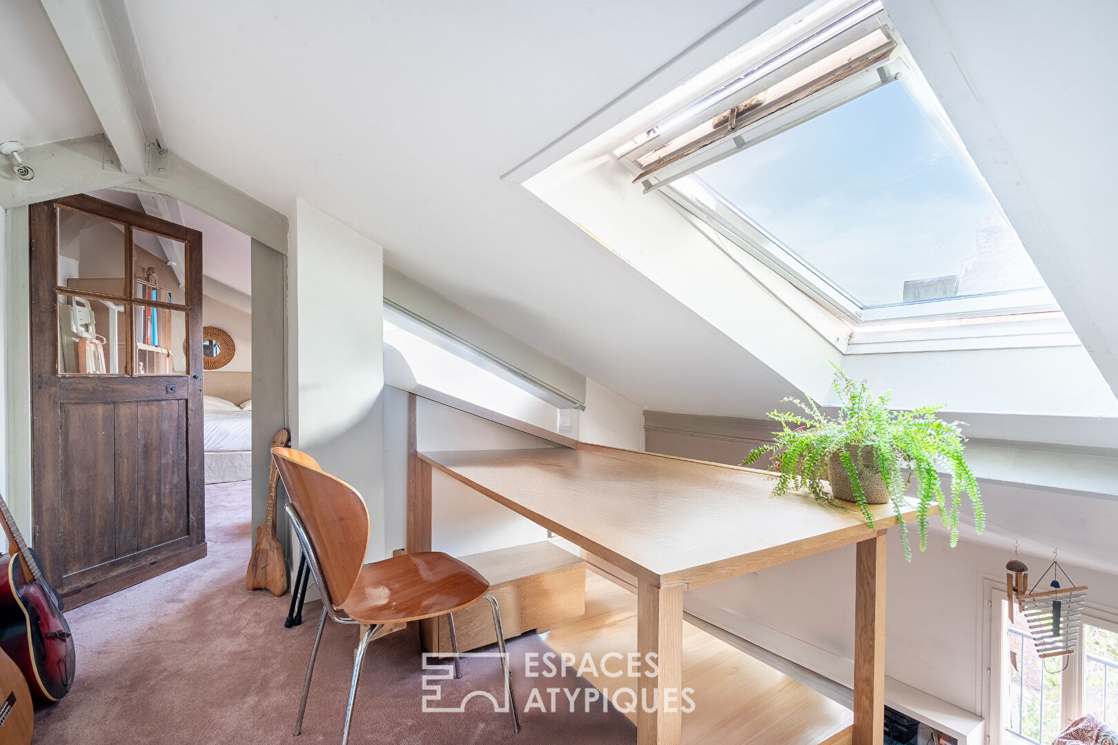 Duplex lumineux en dernier étage proche du Canal St Martin