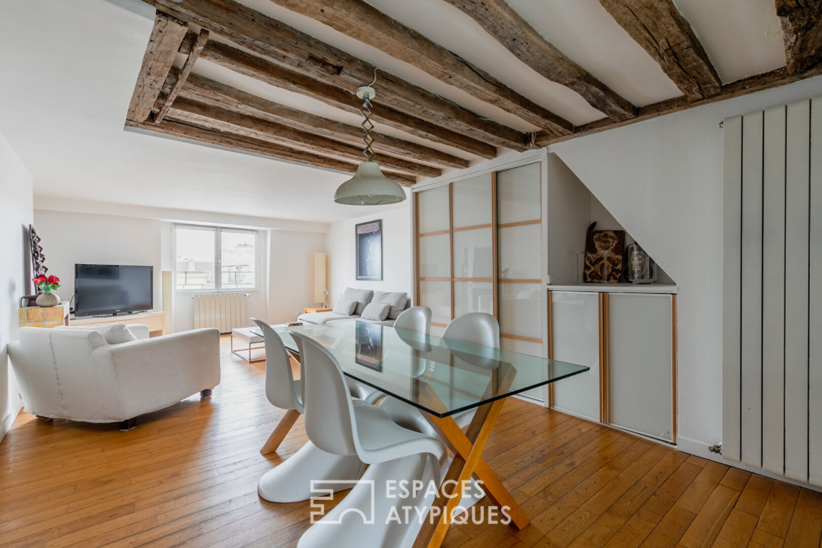 Duplex en dernier étage sous les toits au cœur du Haut Marais