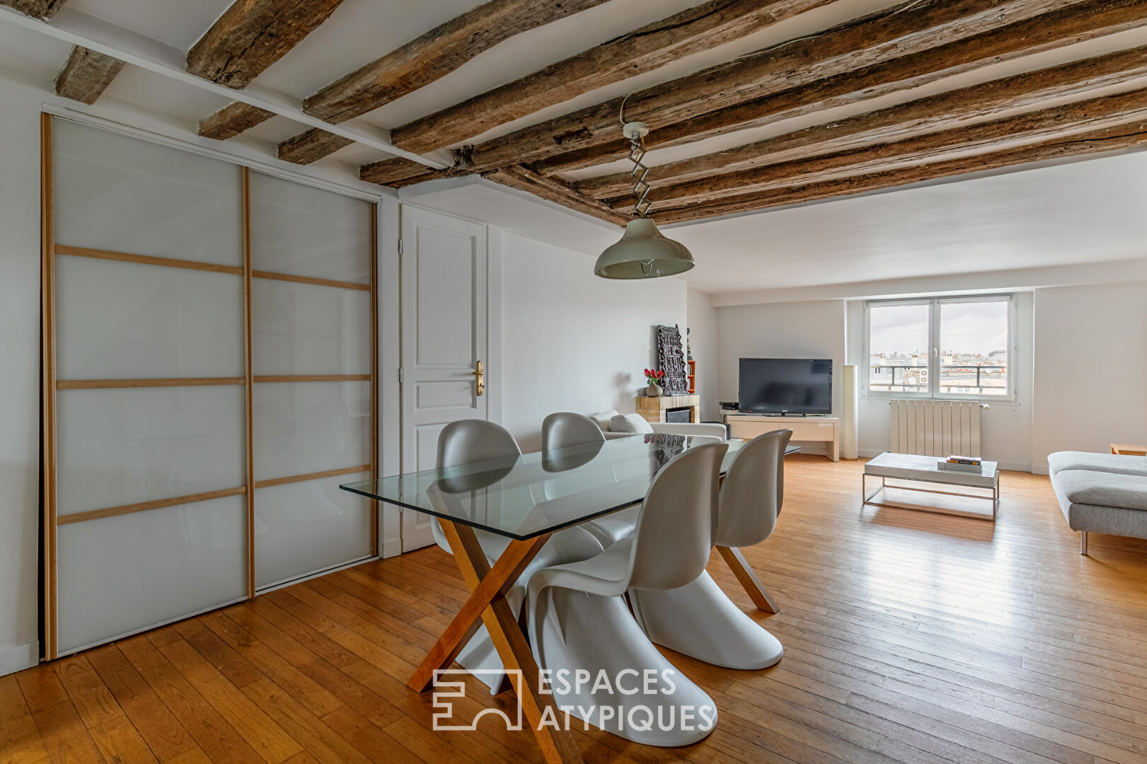 Duplex en dernier étage sous les toits au cœur du Haut Marais