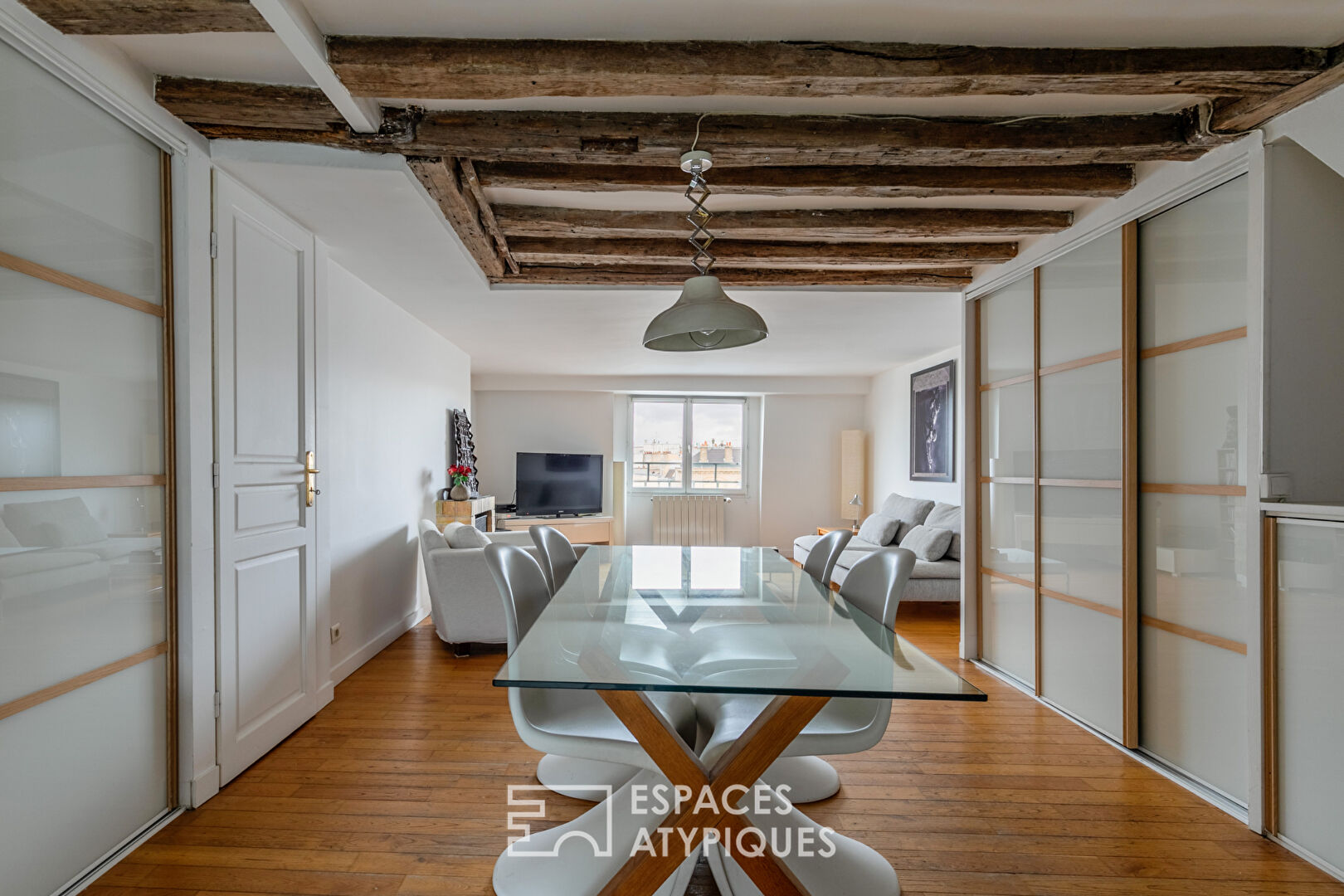 Duplex en dernier étage sous les toits au cœur du Haut Marais