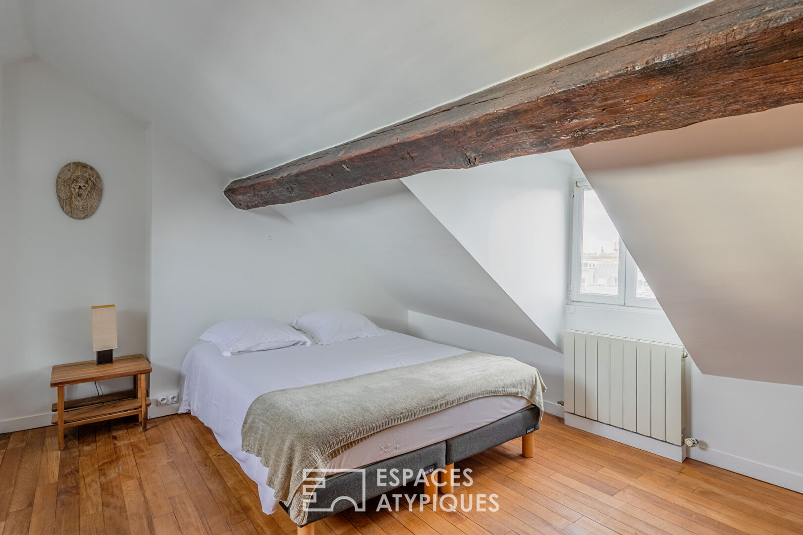 Duplex en dernier étage sous les toits au cœur du Haut Marais
