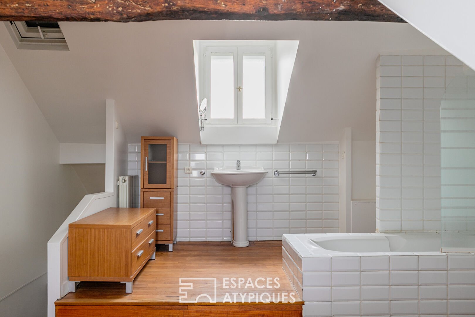 Duplex en dernier étage sous les toits au cœur du Haut Marais