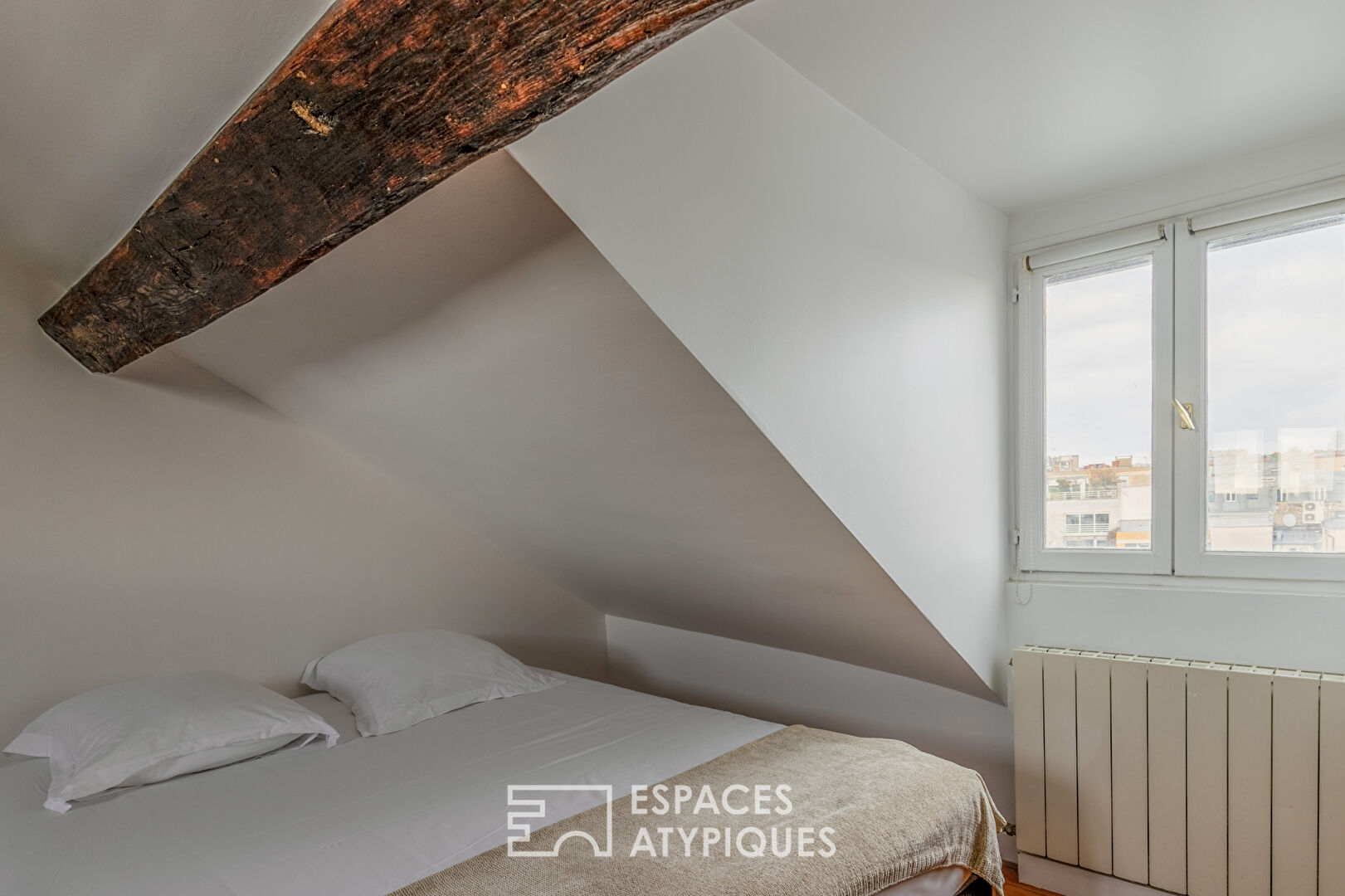 Duplex en dernier étage sous les toits au cœur du Haut Marais