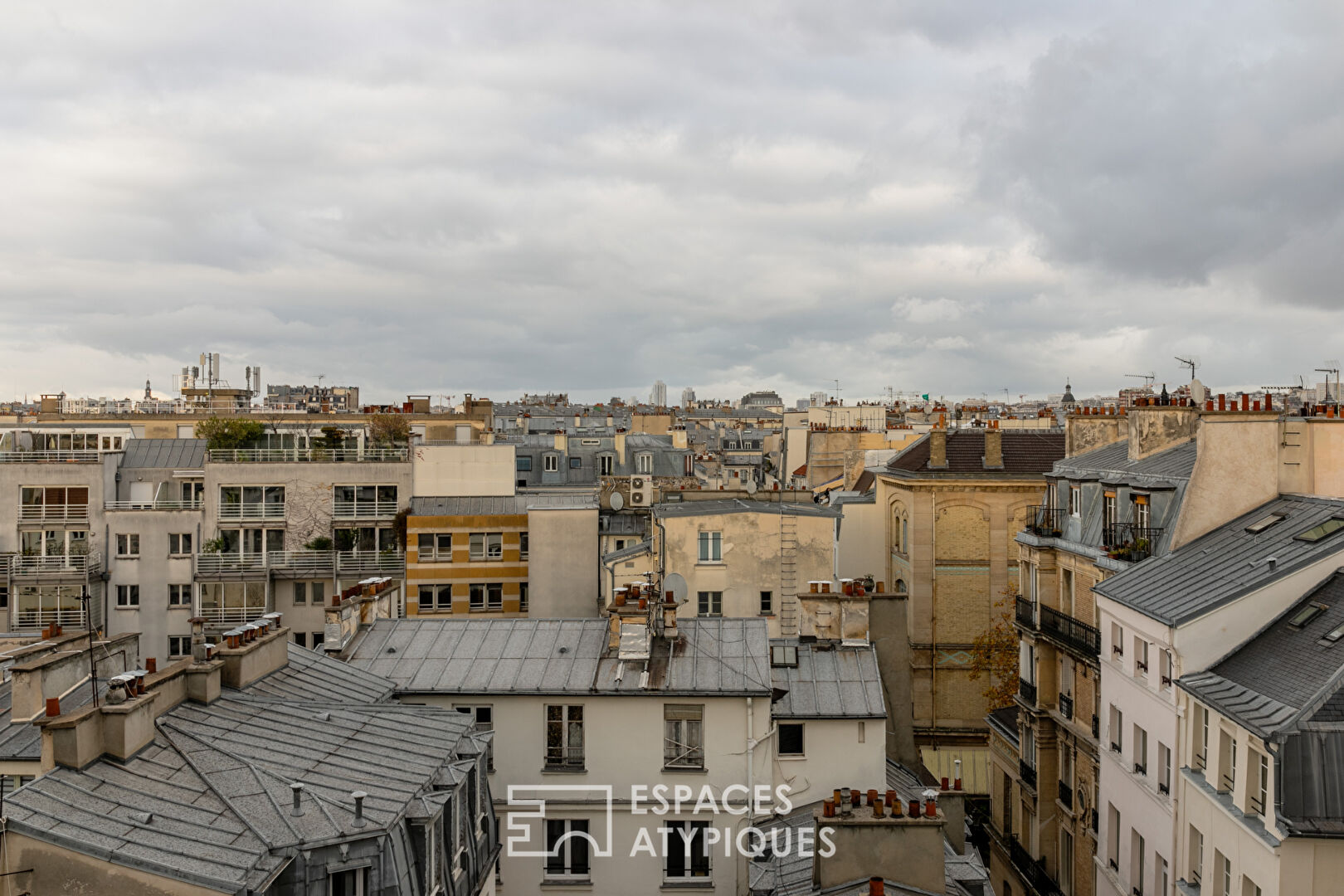 Duplex en dernier étage sous les toits au cœur du Haut Marais