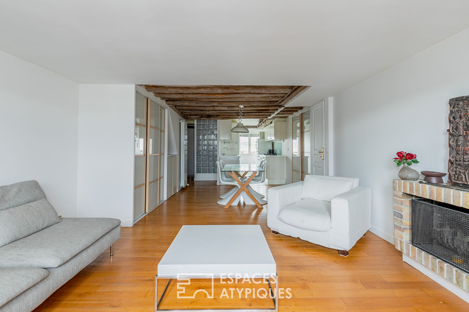 Duplex en dernier étage sous les toits au cœur du Haut Marais