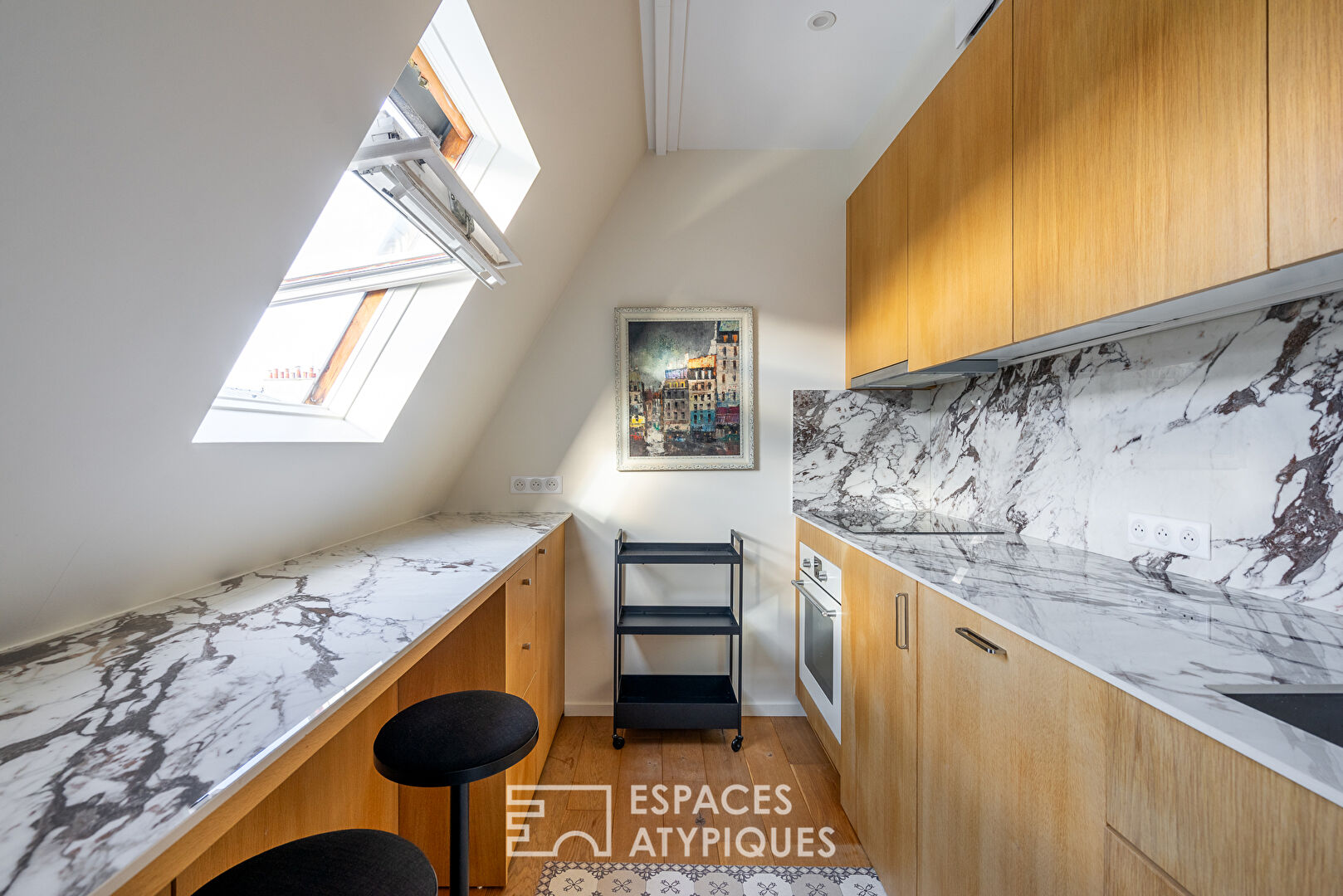 Studio rénové au dernier étage d’un immeuble avec ascenseur au coeur du Marais