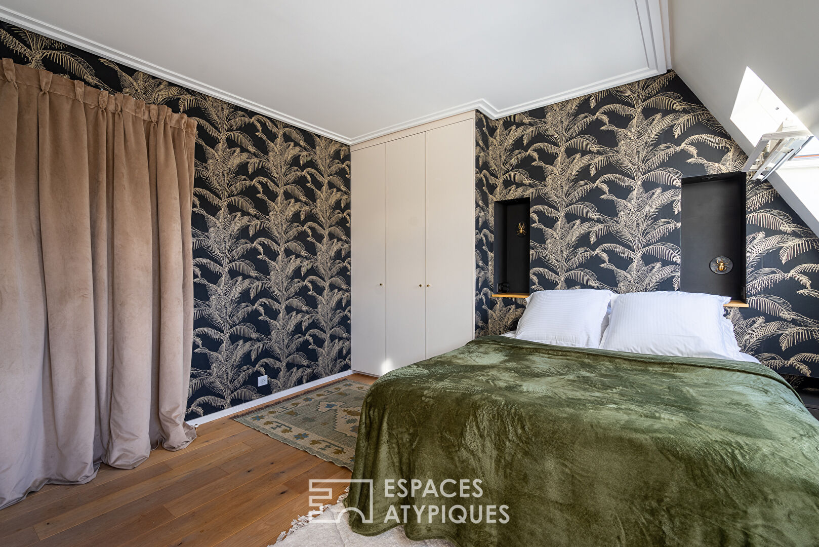 Studio rénové au dernier étage d’un immeuble avec ascenseur au coeur du Marais