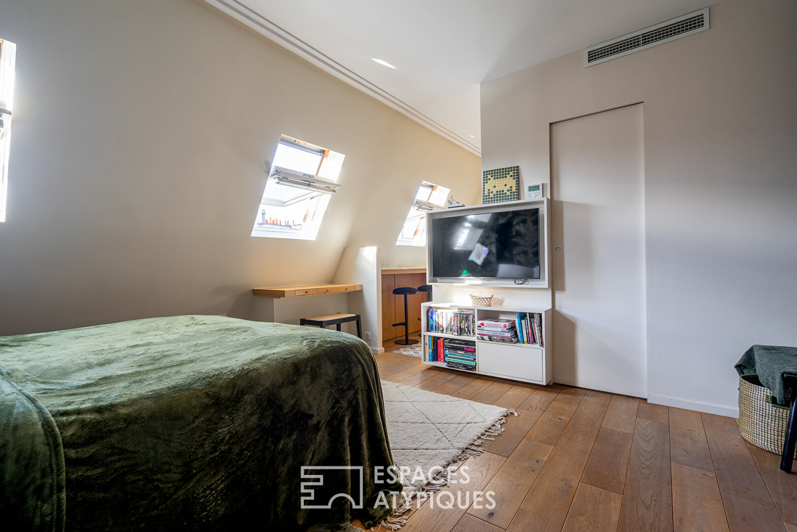 Studio rénové au dernier étage d’un immeuble avec ascenseur au coeur du Marais