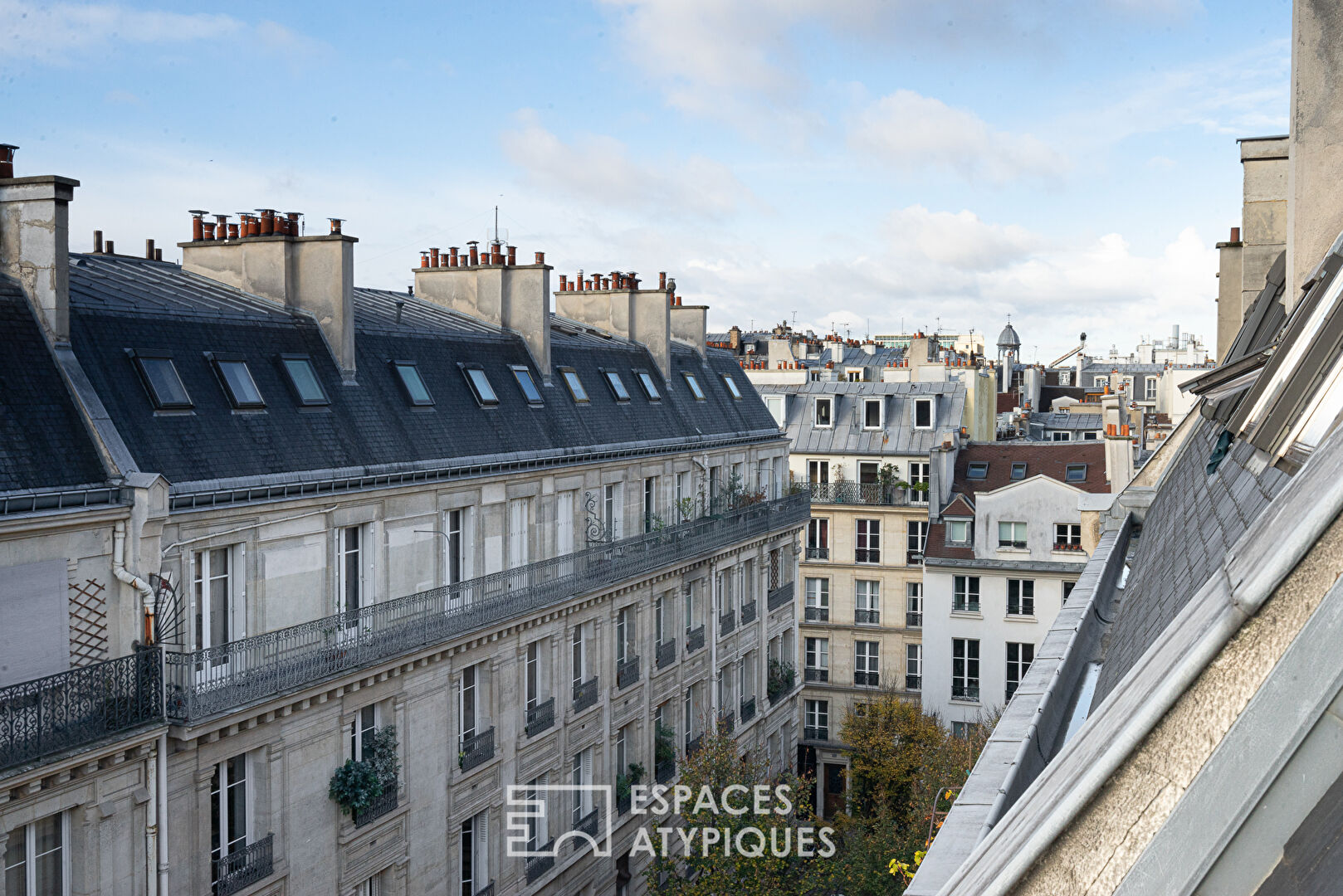 Studio rénové au dernier étage d’un immeuble avec ascenseur au coeur du Marais