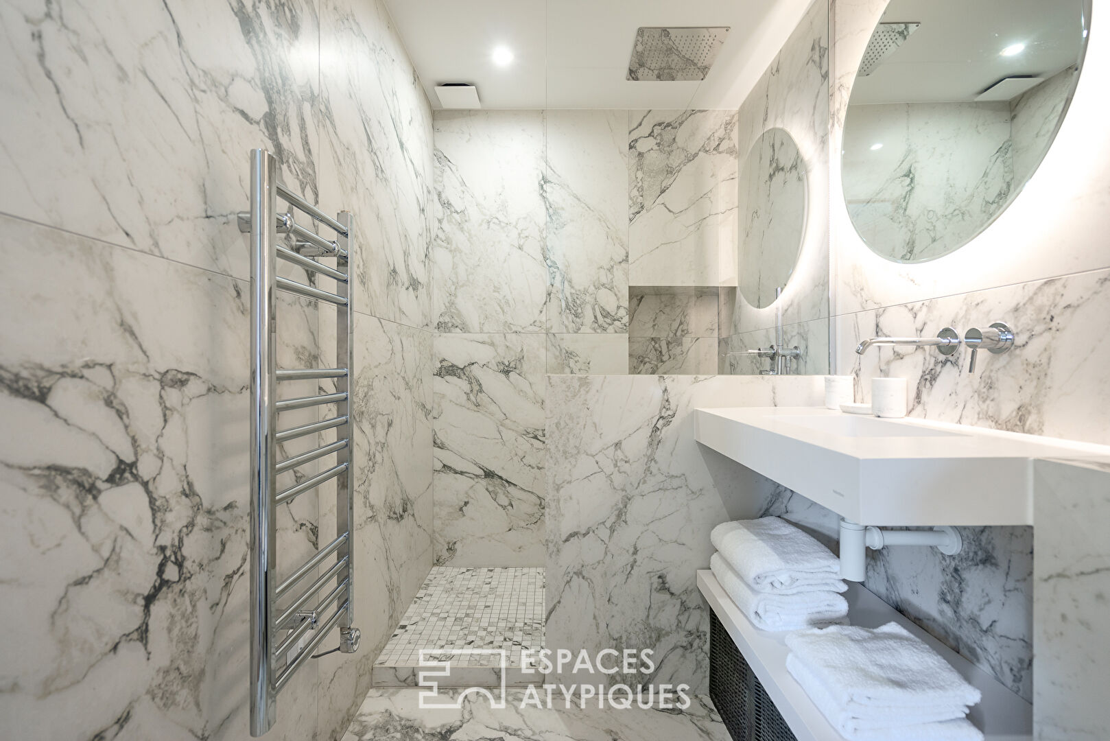 Studio rénové au dernier étage d’un immeuble avec ascenseur au coeur du Marais