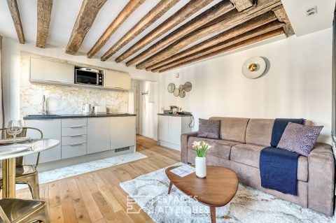 Appartement rénové avec balcon filant au coeur du Marais historique