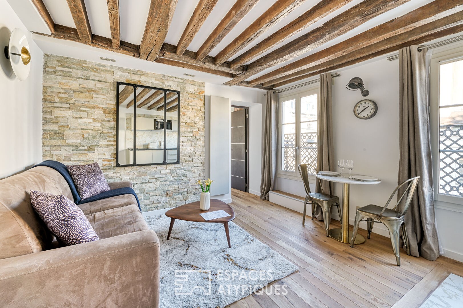 Appartement rénové avec balcon filant au coeur du Marais historique