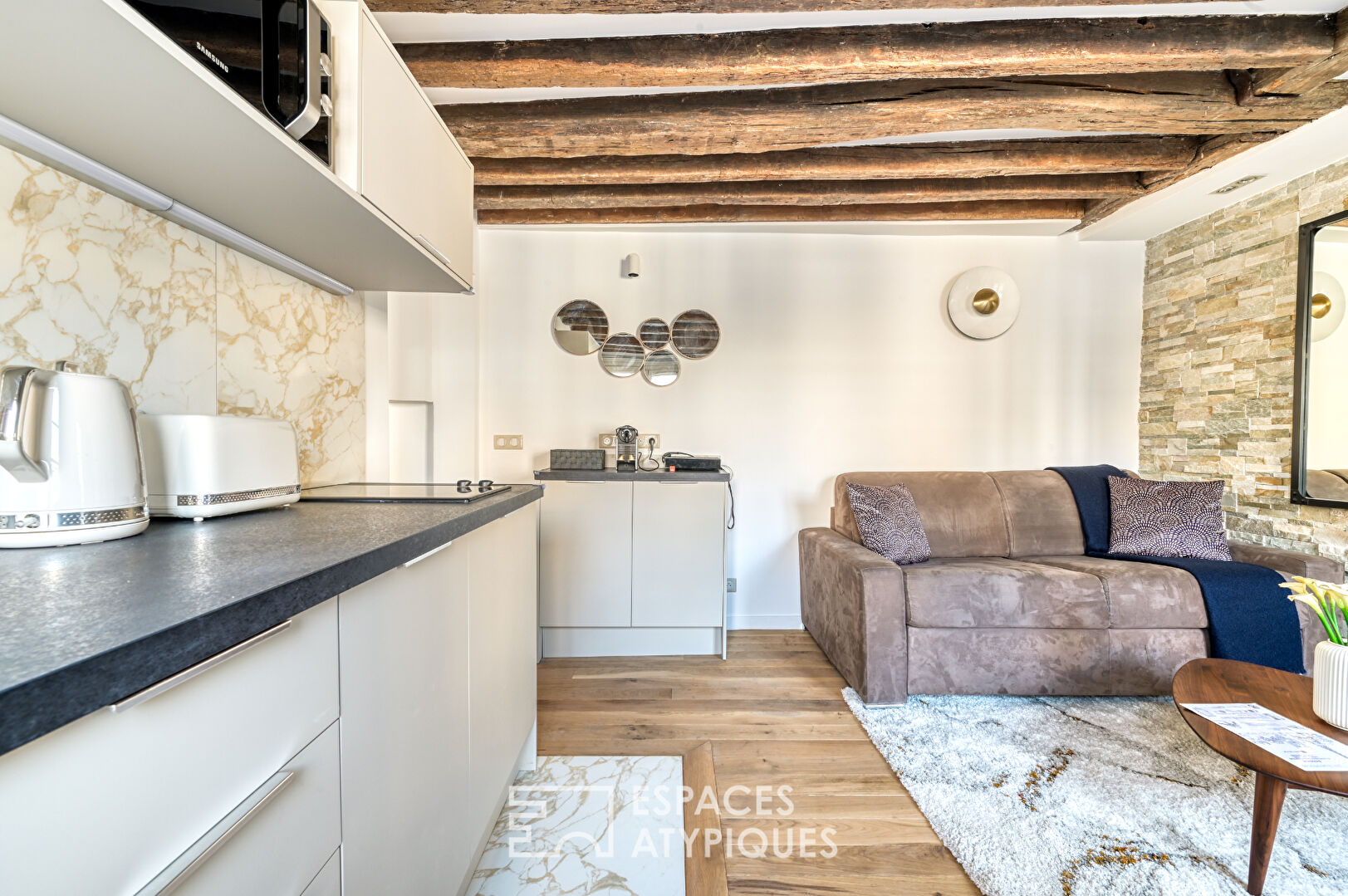 Appartement rénové avec balcon filant au coeur du Marais historique