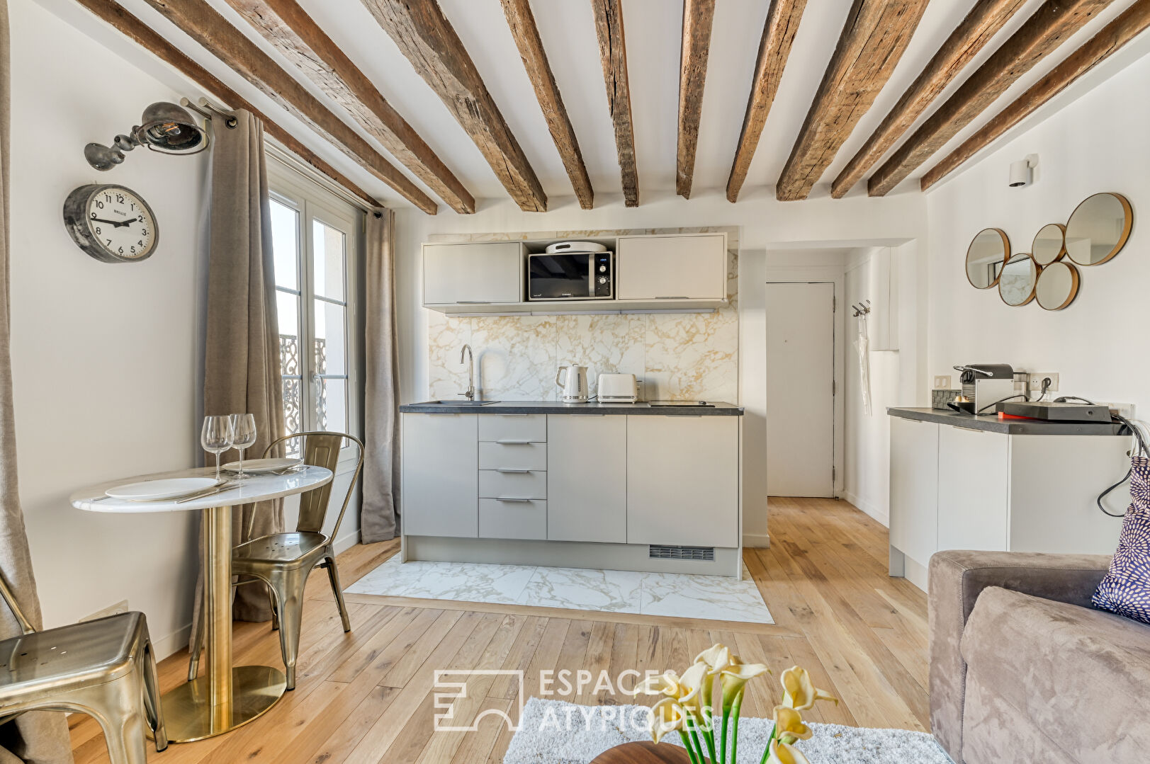 Appartement rénové avec balcon filant au coeur du Marais historique