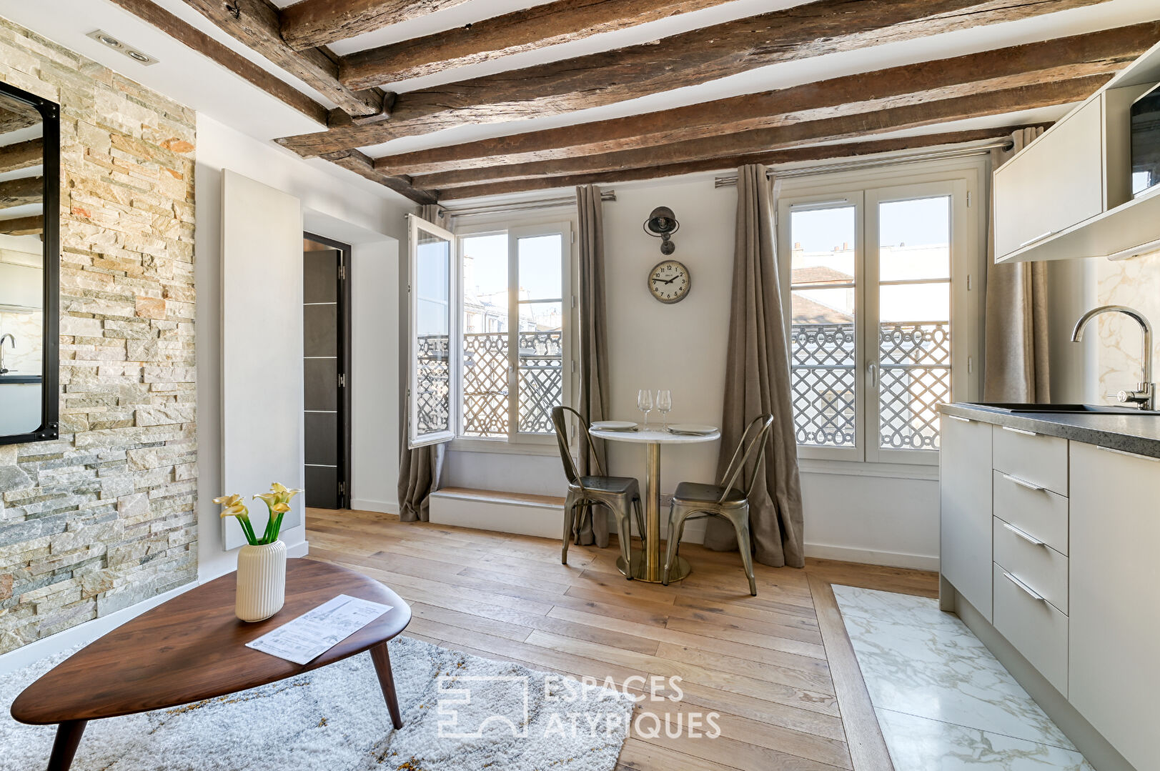 Appartement rénové avec balcon filant au coeur du Marais historique