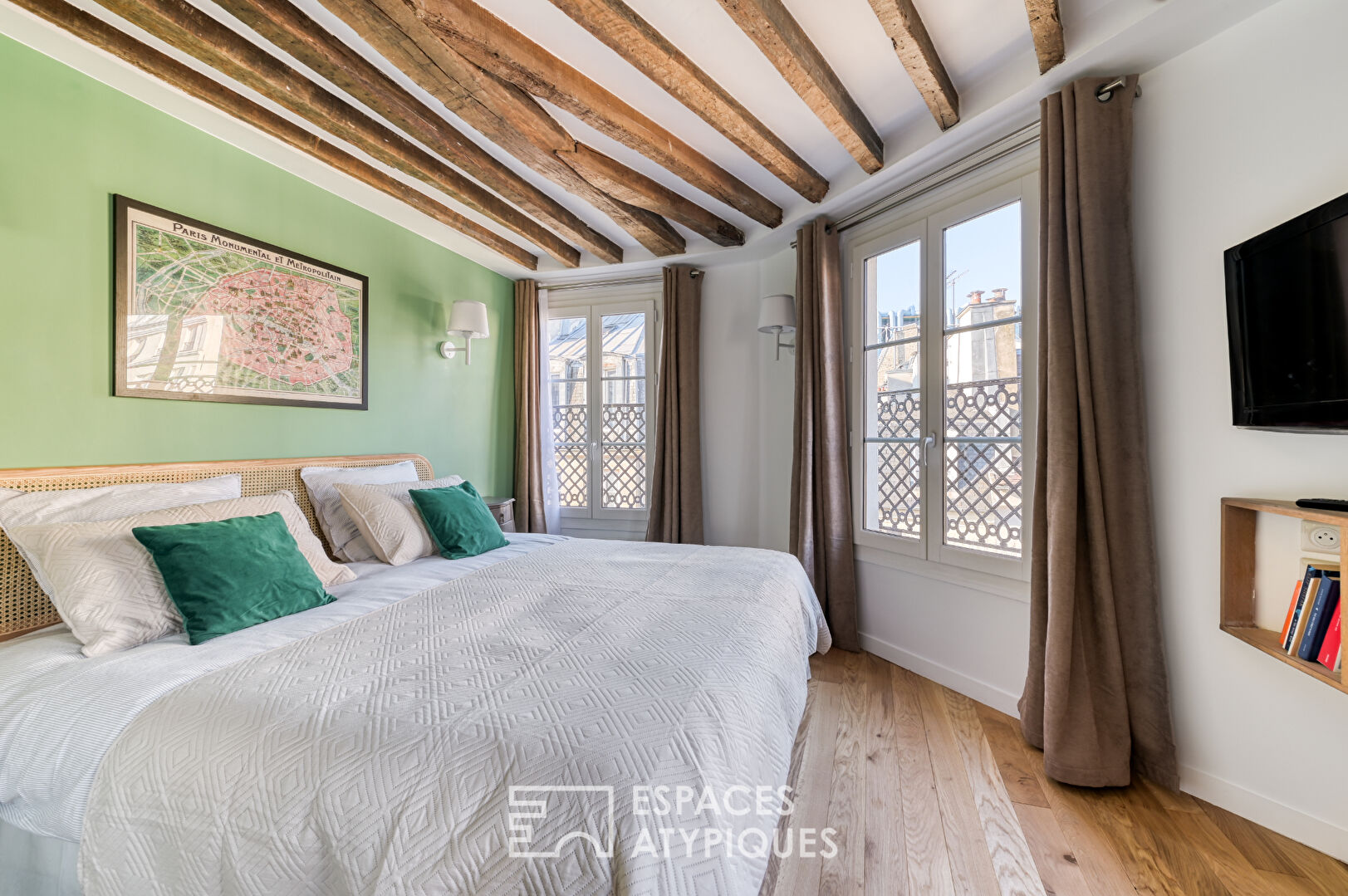 Appartement rénové avec balcon filant au coeur du Marais historique